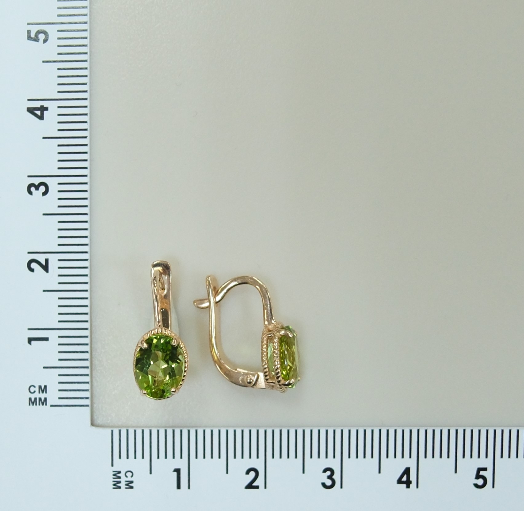 Серебряные серьги с хризолитами